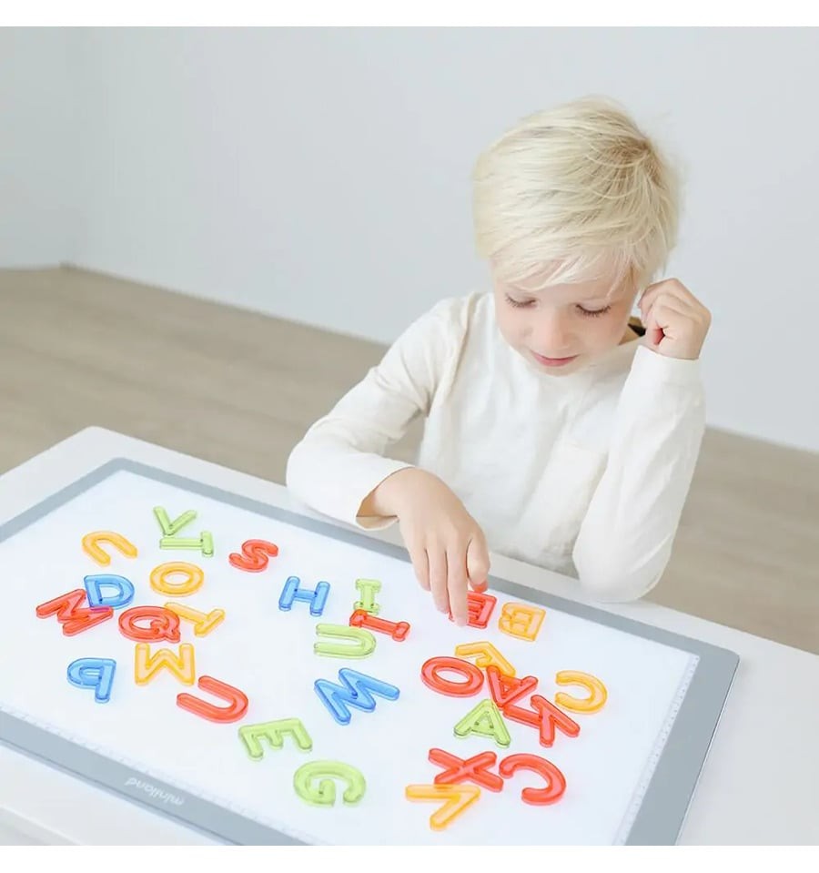 Letras maiúsculas translúcidas