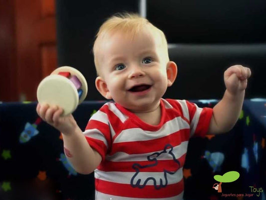 Chocalho de madeira, design de rolo