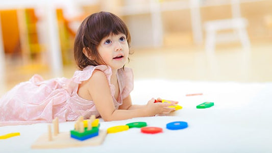 Niña pequeña jugando con juguetes educativos en el proceso de desarrollo infantil de 0 a 6 años