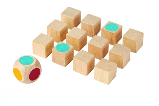 Juego de memoria para niños con bloques de madera y dado colorido demostrando beneficios de juegos de memoria para niños