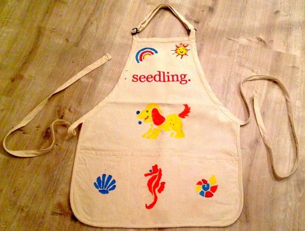 Delantal infantil decorado con dibujos coloridos, ideal para como cocinar con niños en casa