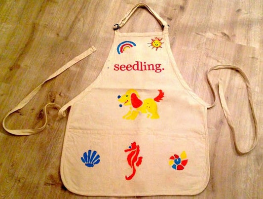 Delantal infantil decorado con dibujos coloridos, ideal para como cocinar con niños en casa