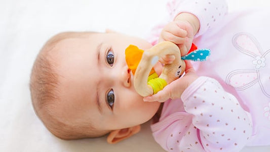 Bebé de 0 a 6 meses jugando con juguete educativo para desarrollo infantil etapas tempranas