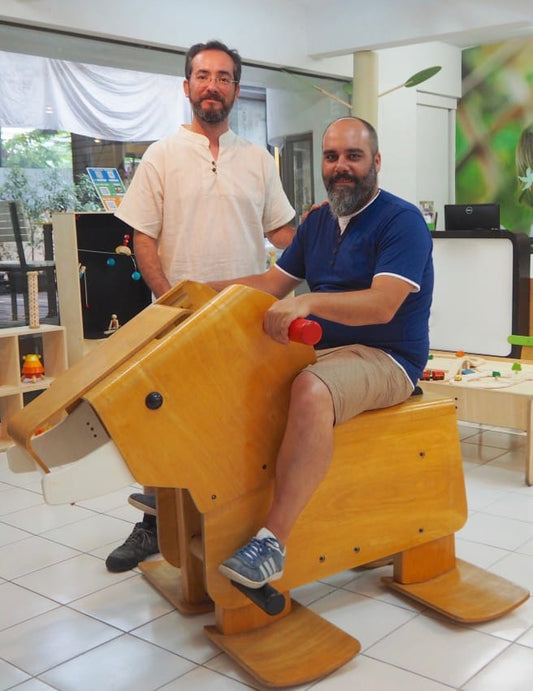 Quienes somos Cucutoys: Somos Ivan y Gonzalo en la tienda de juguetes de Plantoys en Bangkok.