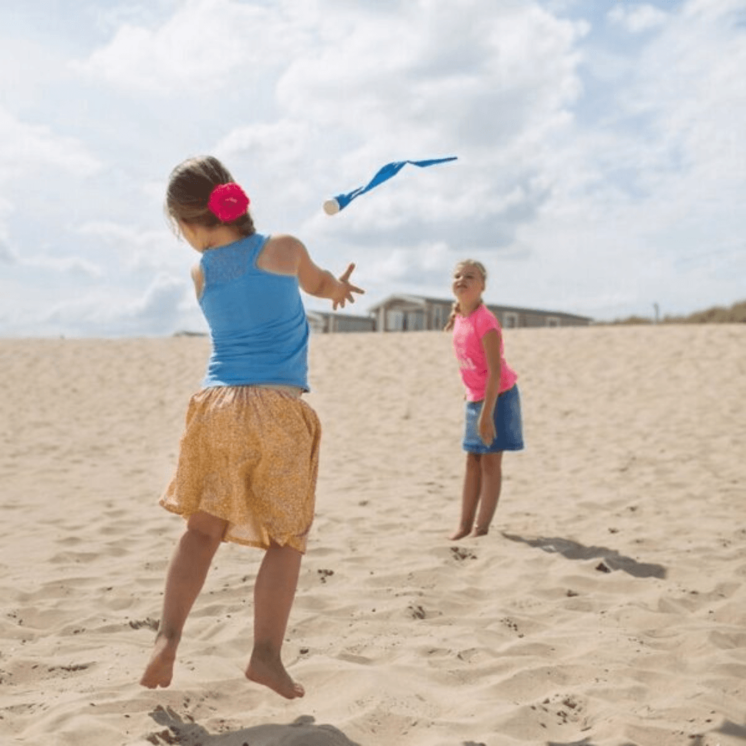 Niñas jugando en la arena durante verano con juguetes educativos para verano al aire libre y diversión