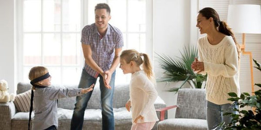 Familia jugando junta en el comedor para mejorar la convivencia familiar en vacaciones