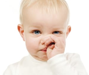 Bebé pequeño con mocos, ideal para ilustrar como aprender cómo dejar de meterse el dedo en la nariz