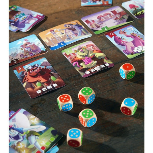 Reseña del juego de mesa El rey de los dados con cartas coloridas y varios dados sobre mesa de madera