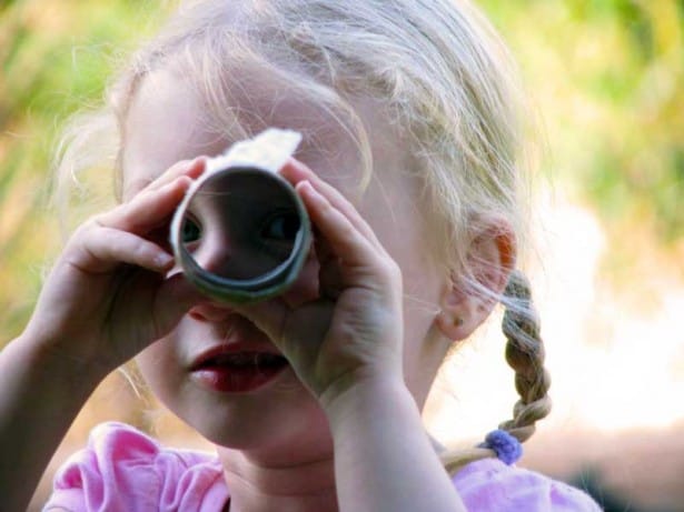 niña usando la imaginación.