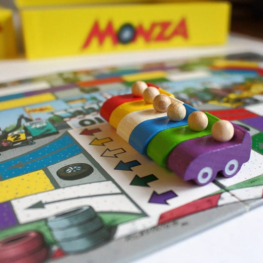 Un primer plano de las piezas y el tablero del juego Monza de HABA para la reseña del juego 