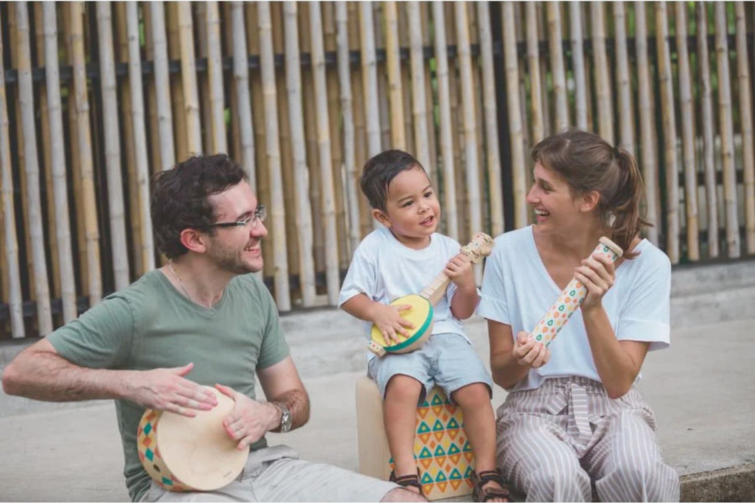 Familia con juguetes musicales para desarrollo infantil fomentando aprendizaje y conexión emocional con instrumentos