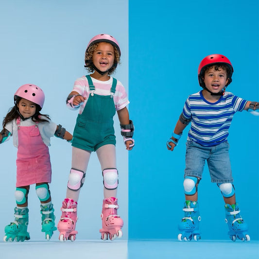 Niños usando cascos y patines evolutivos infantiles con equipo de protección en fondo azul y celeste