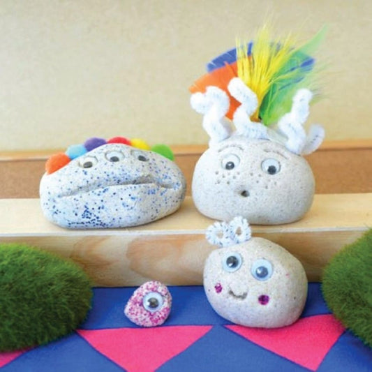 Mascotas de piedra para niños decoradas con ojos móviles, plumas de colores y detalles divertidos