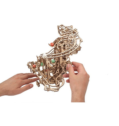 Corrida de bolinhas de gude em cadeia