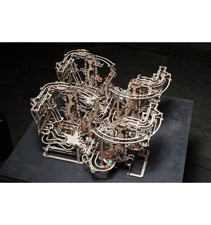 Corrida de bolinhas de gude em cadeia