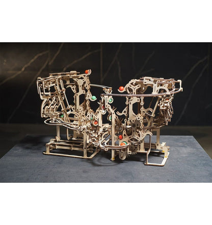 Corrida de bolinhas de gude em cadeia