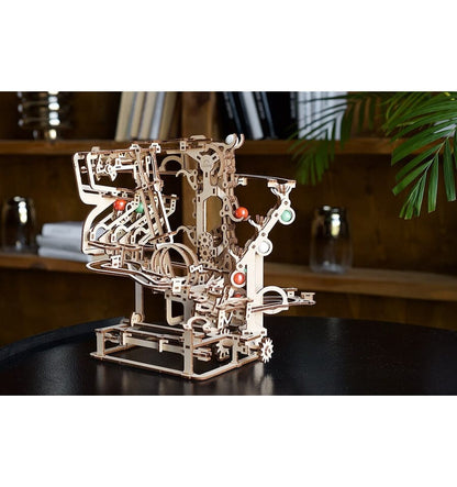 Corrida de bolinhas de gude em cadeia