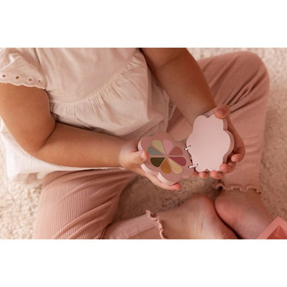 Tocador con set de maquillaje de madera