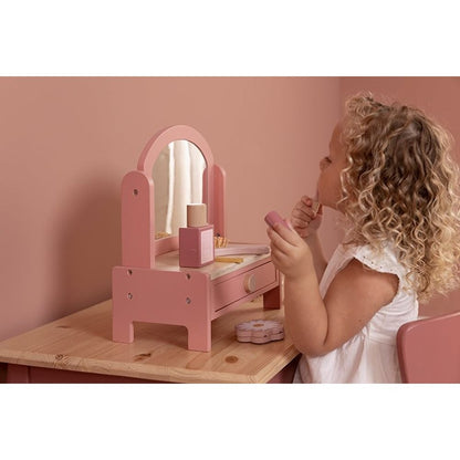 Tocador con set de maquillaje de madera