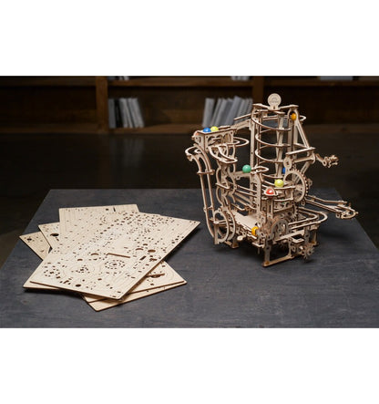 Corrida de bolinhas de gude com elevador em espiral