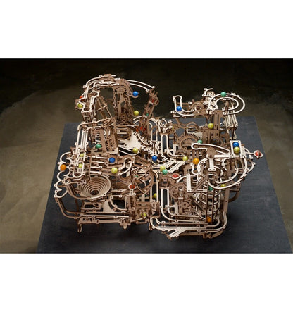 Corrida de bolinhas de gude com elevador em espiral