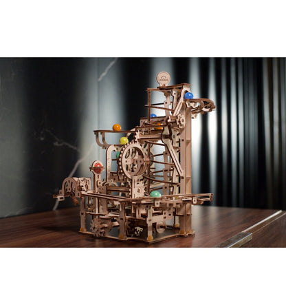 Corrida de bolinhas de gude com elevador em espiral