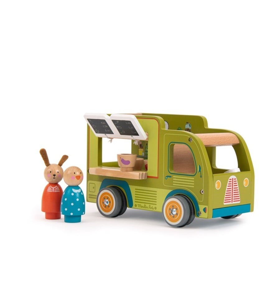 La Gran Familia's wooden food truck