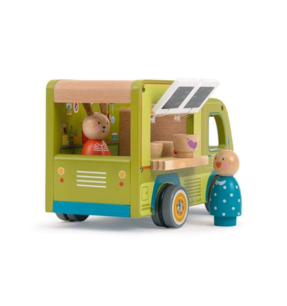 La Gran Familia's wooden food truck