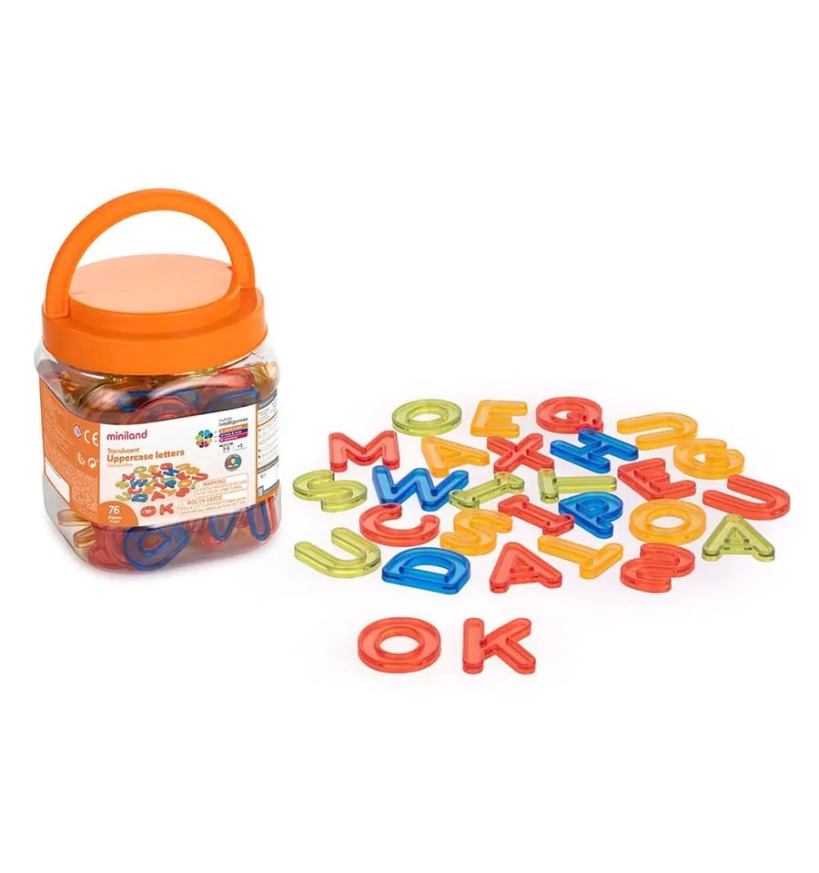 Letras maiúsculas translúcidas 