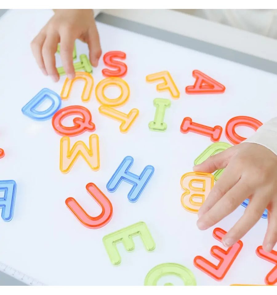 Letras maiúsculas translúcidas 