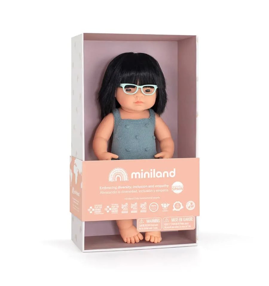 boneca asiática com óculos