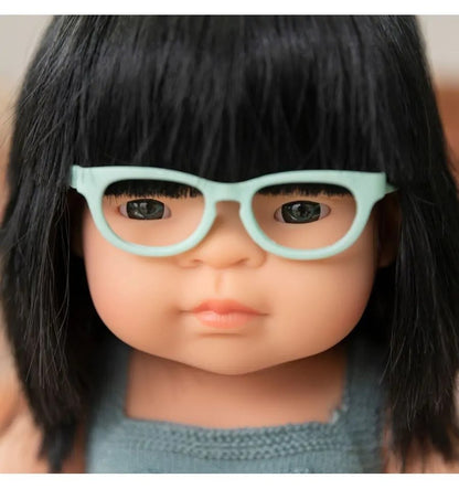 boneca asiática com óculos