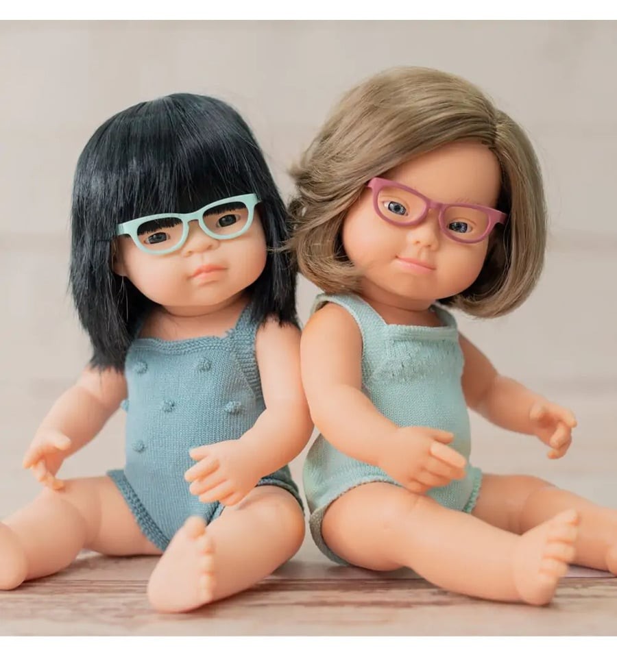 boneca asiática com óculos