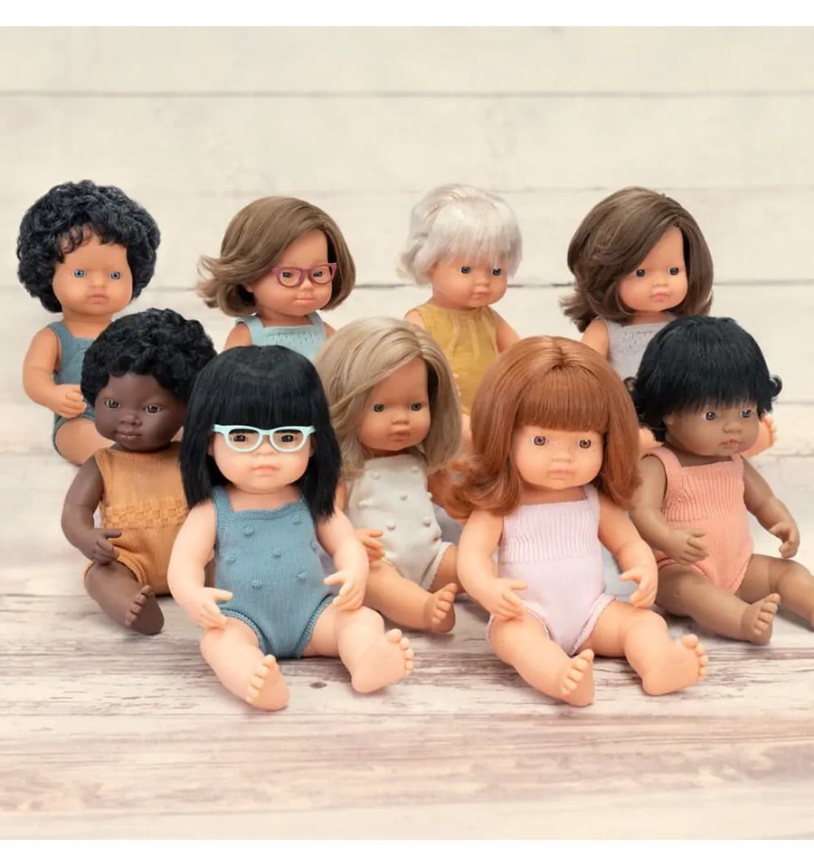 boneca asiática com óculos