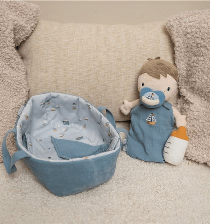 Bebé Jim con canastilla