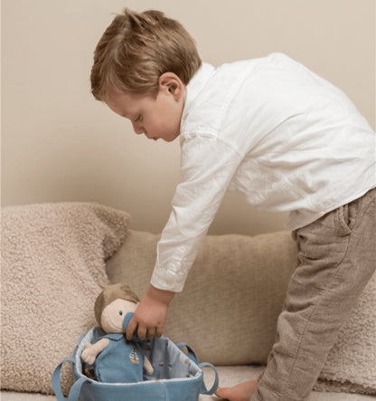 Bebé Jim con canastilla